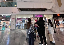 Un hombre señala hacia la zona desprendida, a la entrada de la tienda Game en Río Shopping.