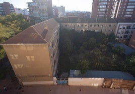 Edificio del viejo cuartel de Vadillos y del solar vacío. A la derecha se encuentra el centro de salud de Pilarica-Circular.