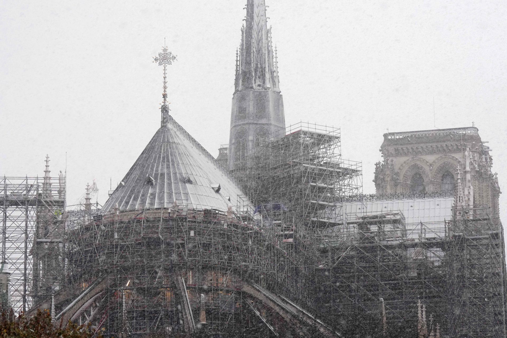 París amanece cubierta de nieve y deja imágenes impresionantes