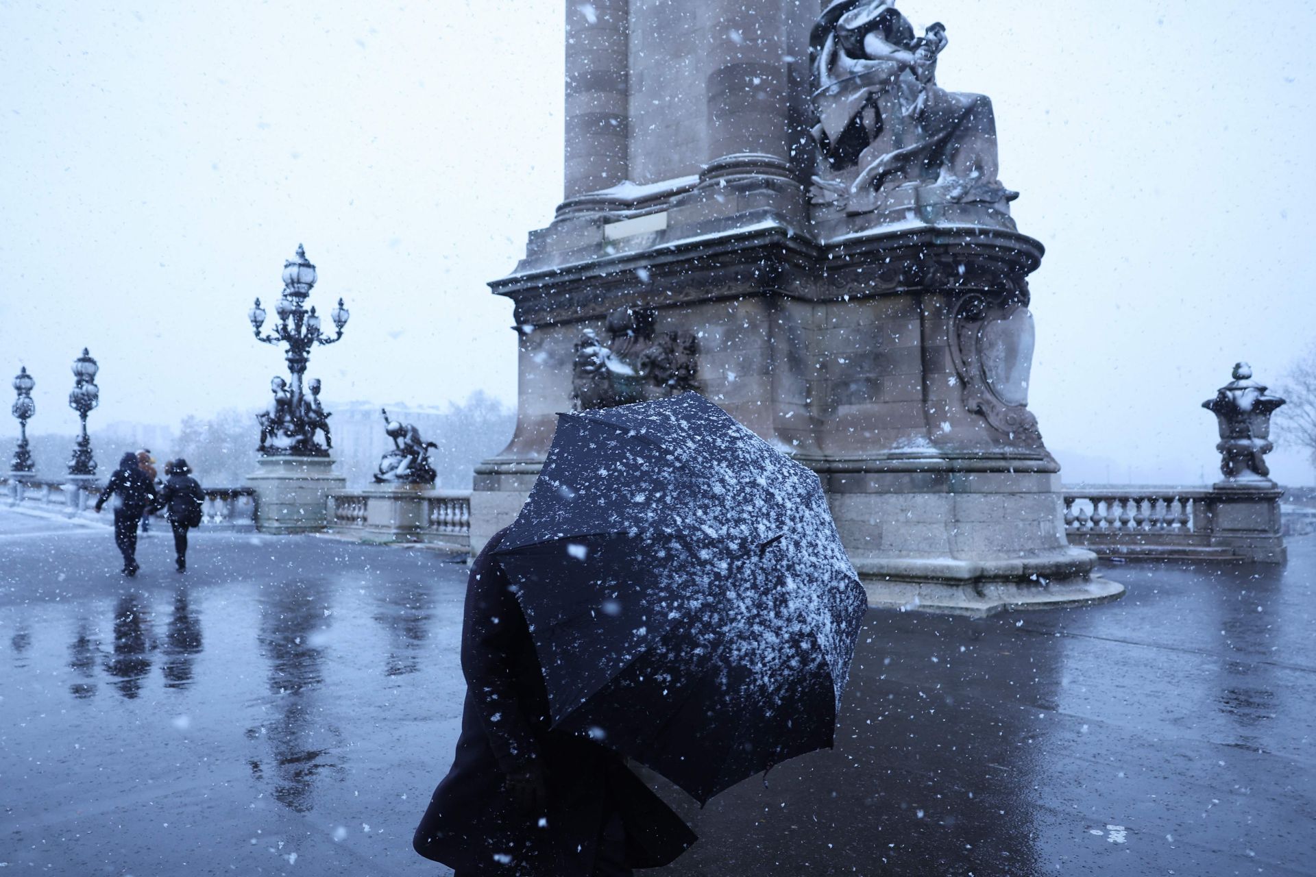 París amanece cubierta de nieve y deja imágenes impresionantes