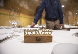 Cartel de reservado sobre una mesa de un comedor en la ciudad de Segovia.