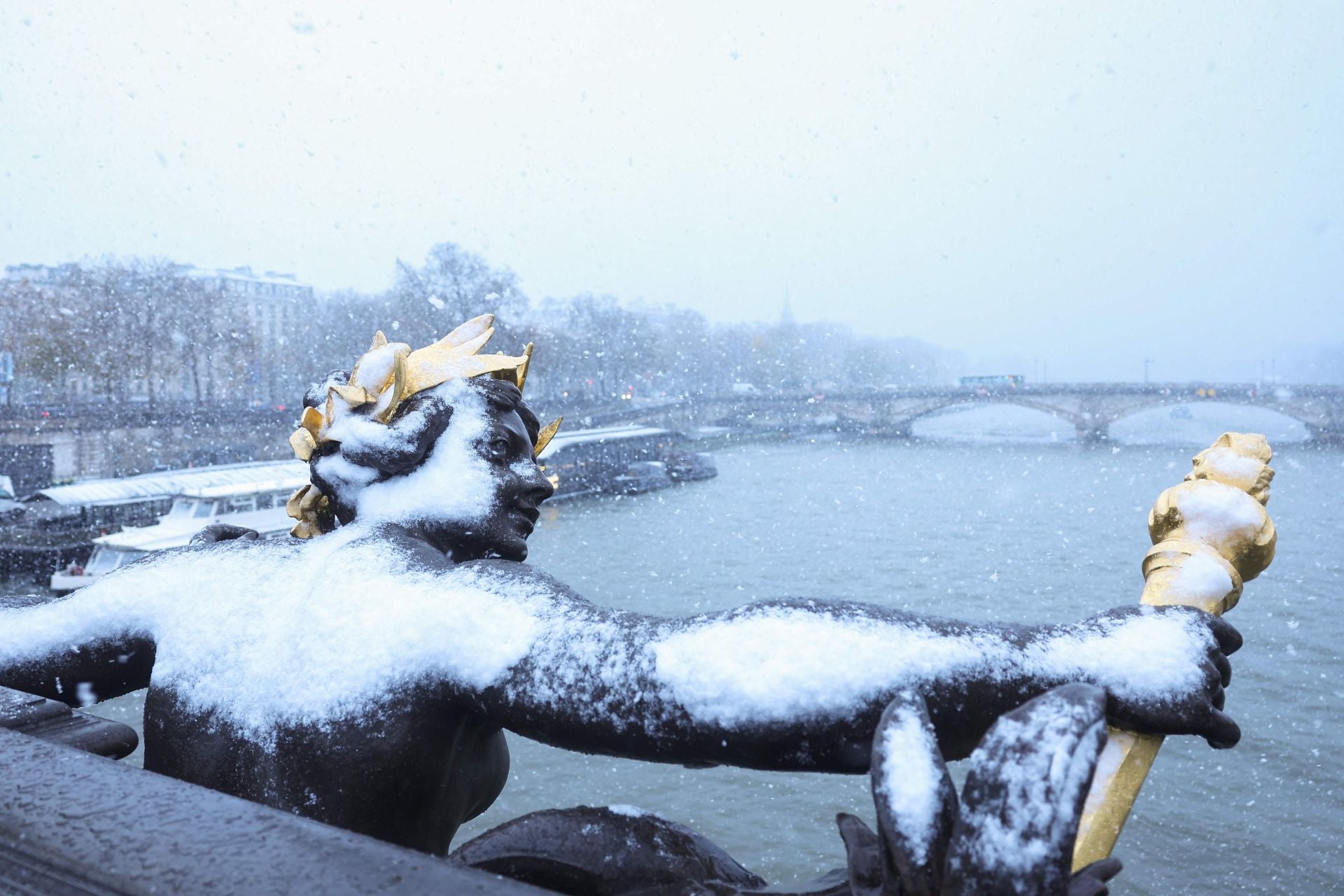 París amanece cubierta de nieve y deja imágenes impresionantes