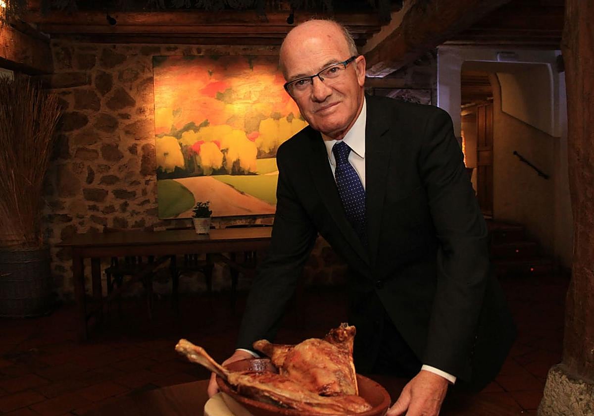 El hostelero Goyo Rico, junto a un asado de lechazo en su restaurante La Portada de Mediodía.
