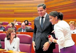 Raúl de la Hoz, junto a la procuradora del PSOE Ana Sánchez.