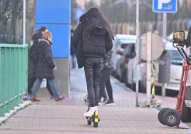 Una usuaria de un patinete eléctrico circula por la acera de la calle Estación, en una imagen de archivo.