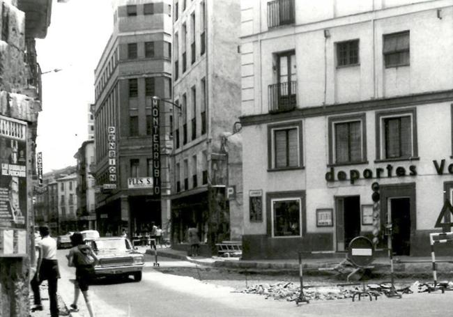 Calle Cebadería hacia la plaza del Ochavo en la década de 1970.