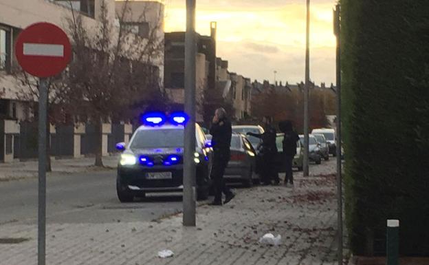 La Policía Nacional detiene este jueves a un joven en la calle Cerezo, en la urbanización del Peral.