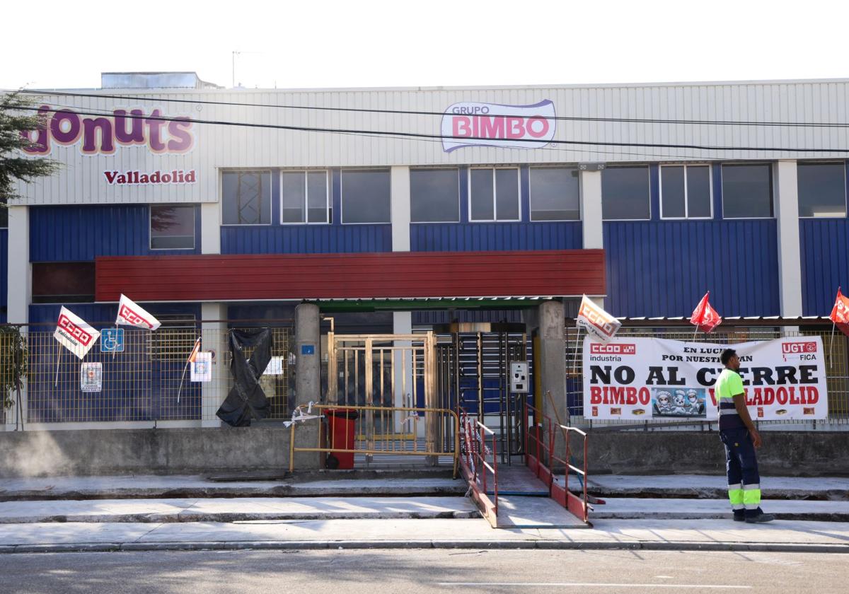 Cartel contra el cierre y un lazo negro en el acceso a la fábrica de Bimbo en Valladolid.