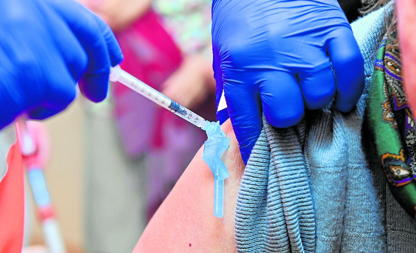 Una persona mayor recibe la vacuna en octubre.