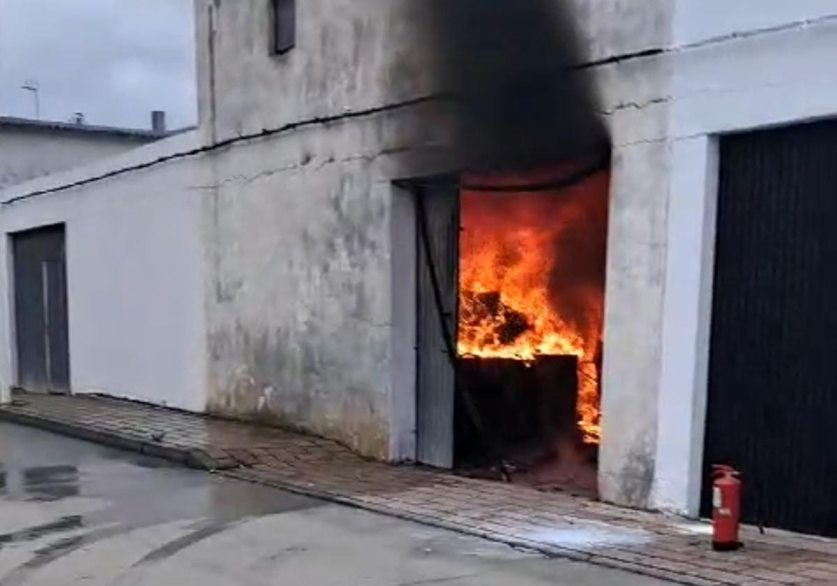 Un incendio calcina un corral que almacenaba leña en Aldeamayor de San Martín