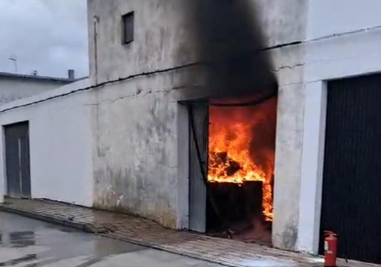 Un incendio devora el interior de un corral en Aldeamayor de San Martín, este jueves.