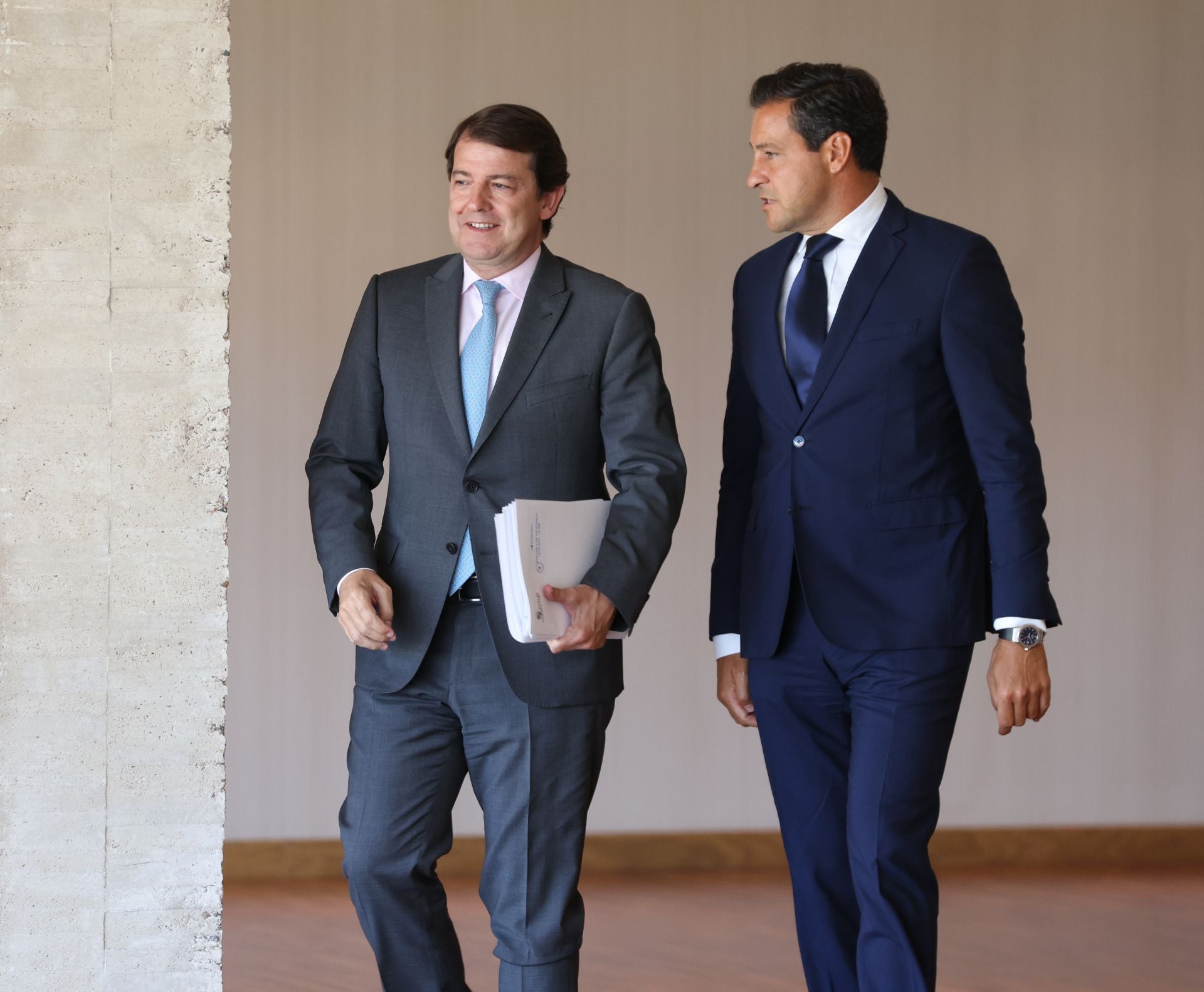 De la Hoz, con Alfonso Fernández Mañueco, durante su etapa de portavoz del PP en las Cortes.