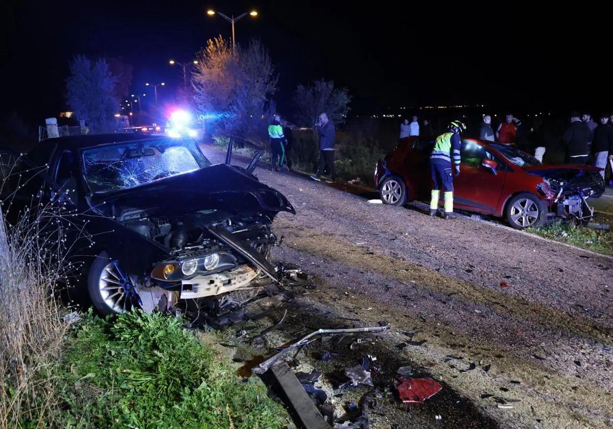 Estado en el que han quedado los dos coches tras el siniestro.
