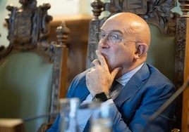 Jesús Julio Carnero durante un pleno en el Ayuntamiento de Valladolid.