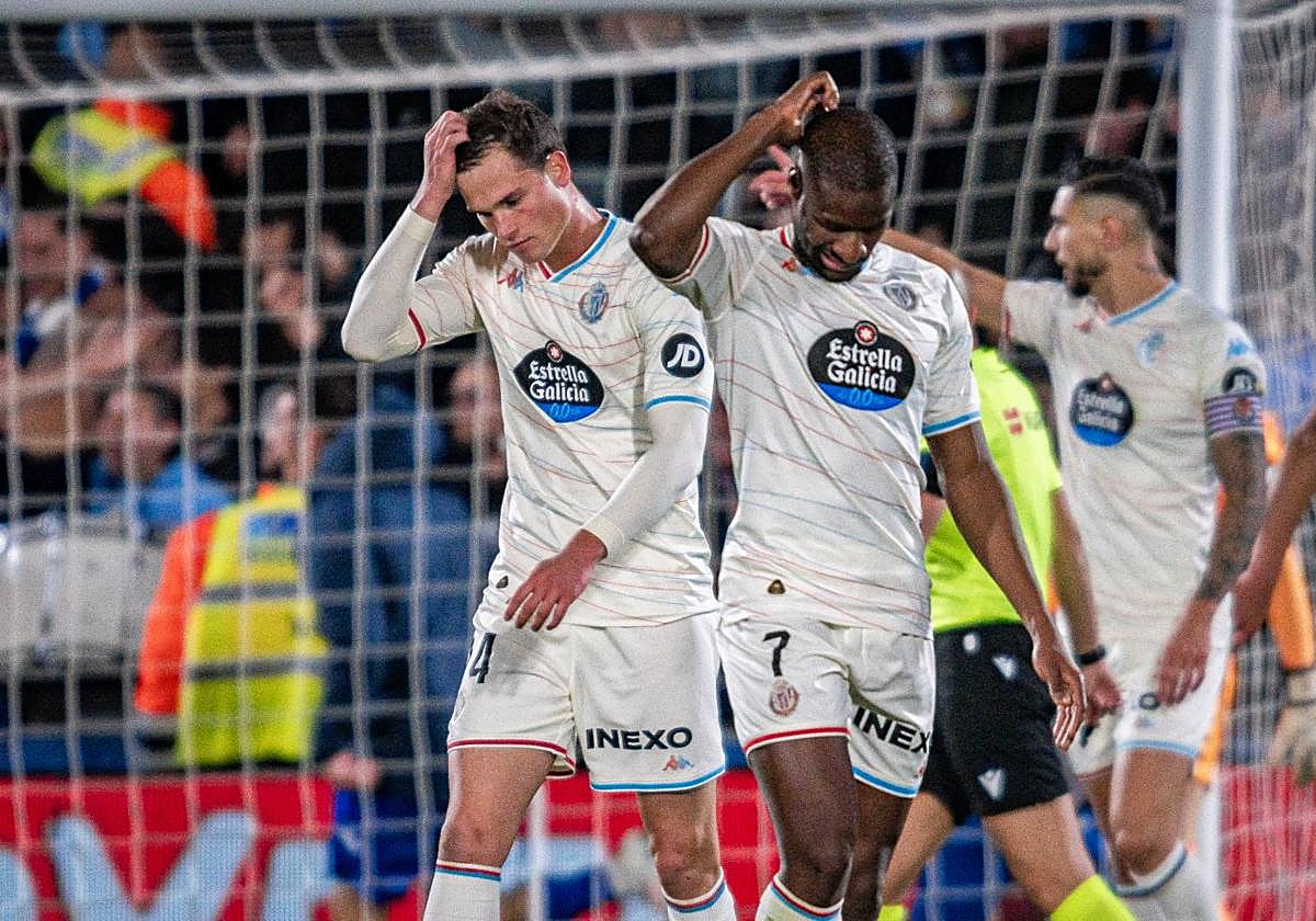 Juanmi Latasa y Mamadou Sylla, durante el Getafe-Real Valladolid de este viernes