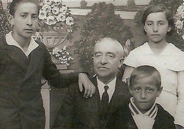 Cecilio de Benito, con algunos de sus hijos.