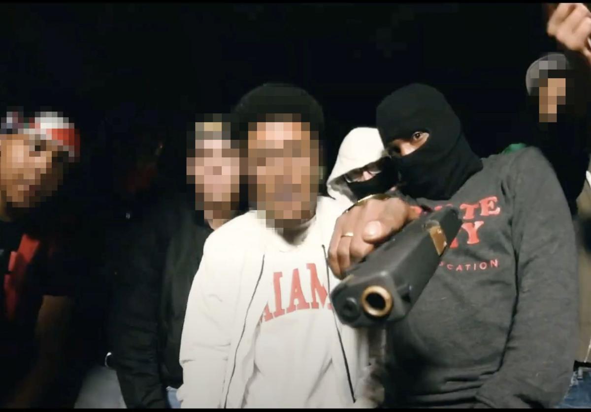 Los trinitarios de Valladolid, en la plaza Encuentro de los Pueblos, durante la grabación de un videoclip en el que muestran una pistola.