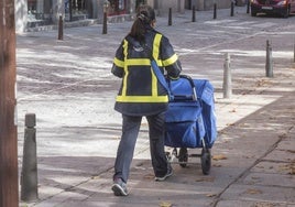 Una cartera empuja un carro de Correos en las inmediaciones de la oficina central en Segovia.