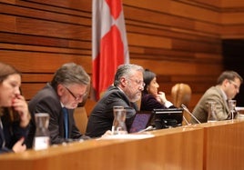 Integrantes de la Mesa de las Cortes de Castilla y León, durante un pleno autonómico.