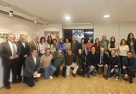 Miembros de la familia Delibes de Castro junto al alcalde, Jesús Julio Carnero, y miembros de la Fundación Miguel Delibes.,