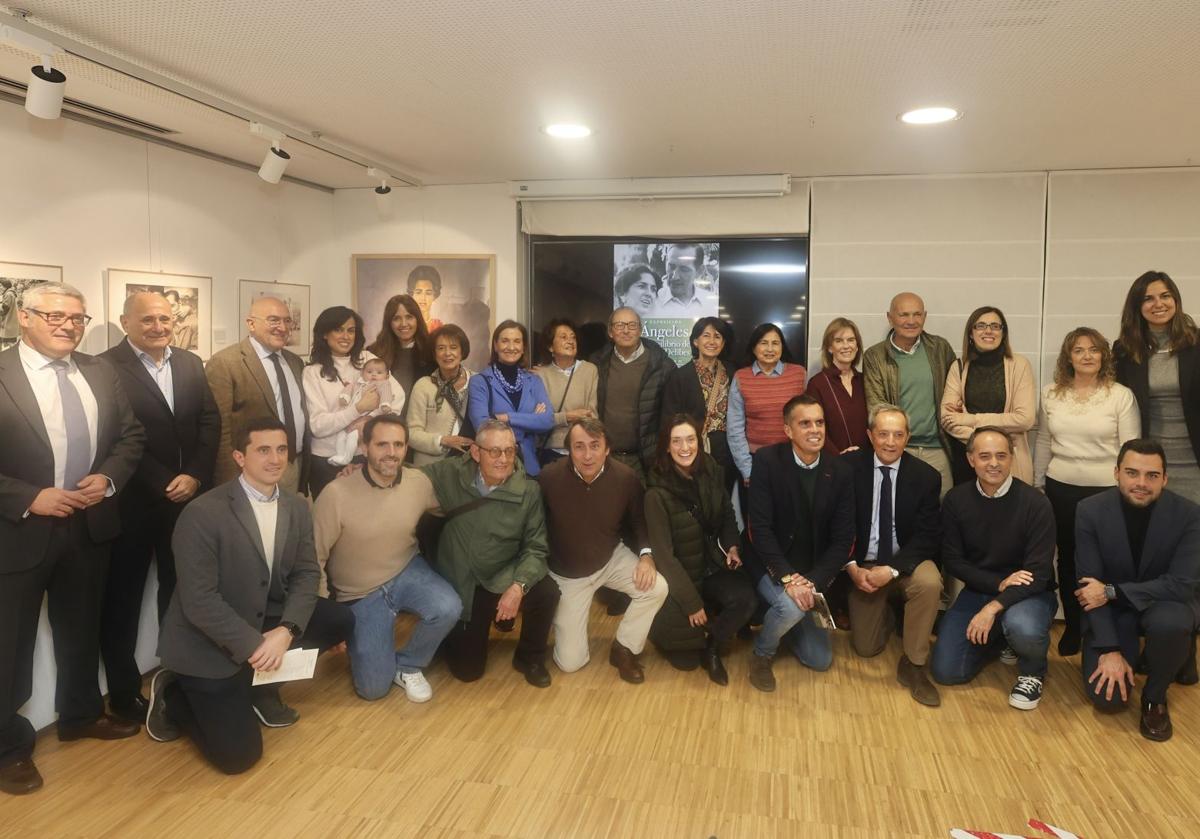 Miembros de la familia Delibes de Castro junto al alcalde, Jesús Julio Carnero, y miembros de la Fundación Miguel Delibes.,