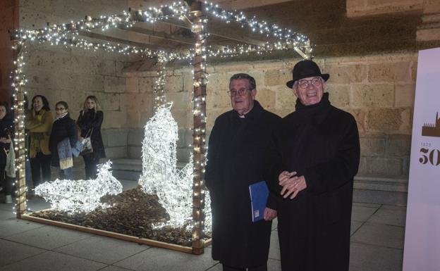 El vicario de la diócesis y el obispo, junto al pesebre de luz.