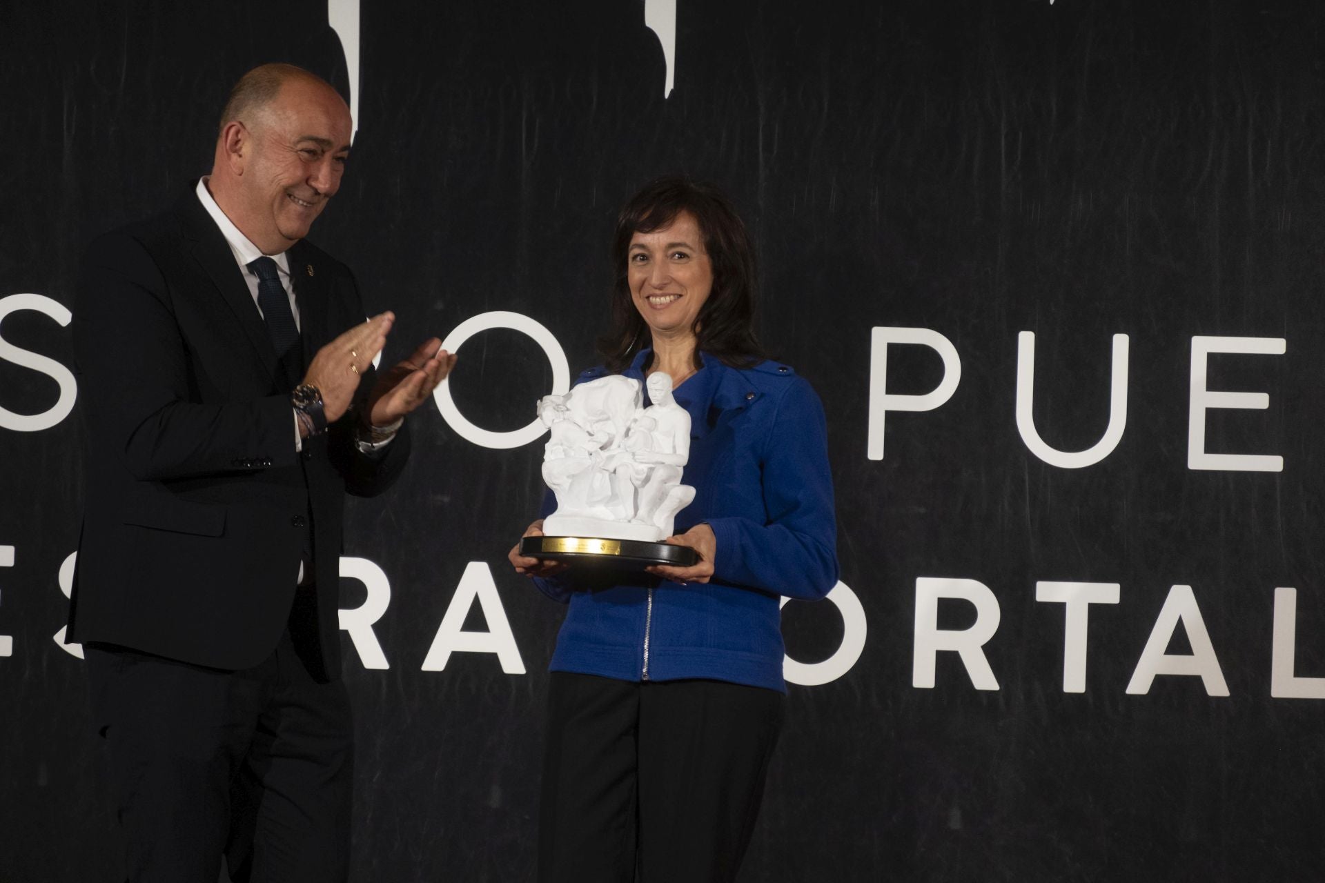 El presidente de la Diputación entrega el premio a Macarena Bartolomé.