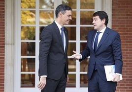 El presidente del Gobierno, Pedro Sánchez (izquierda), y el presidente de la Junta de Castilla y León, Alfonso Fernández Mañueco, se han reunido este viernes.