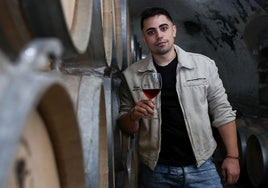 Ricardo Crespo, propietario de EME Bodegas, tomando un clarete apoyado en las barricas de su bodega.