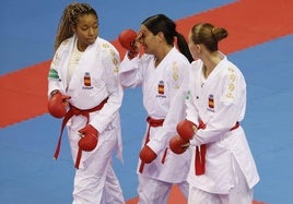 La palentina Isabel Nieto (izquierda), con dos de sus compañeras de la selección.