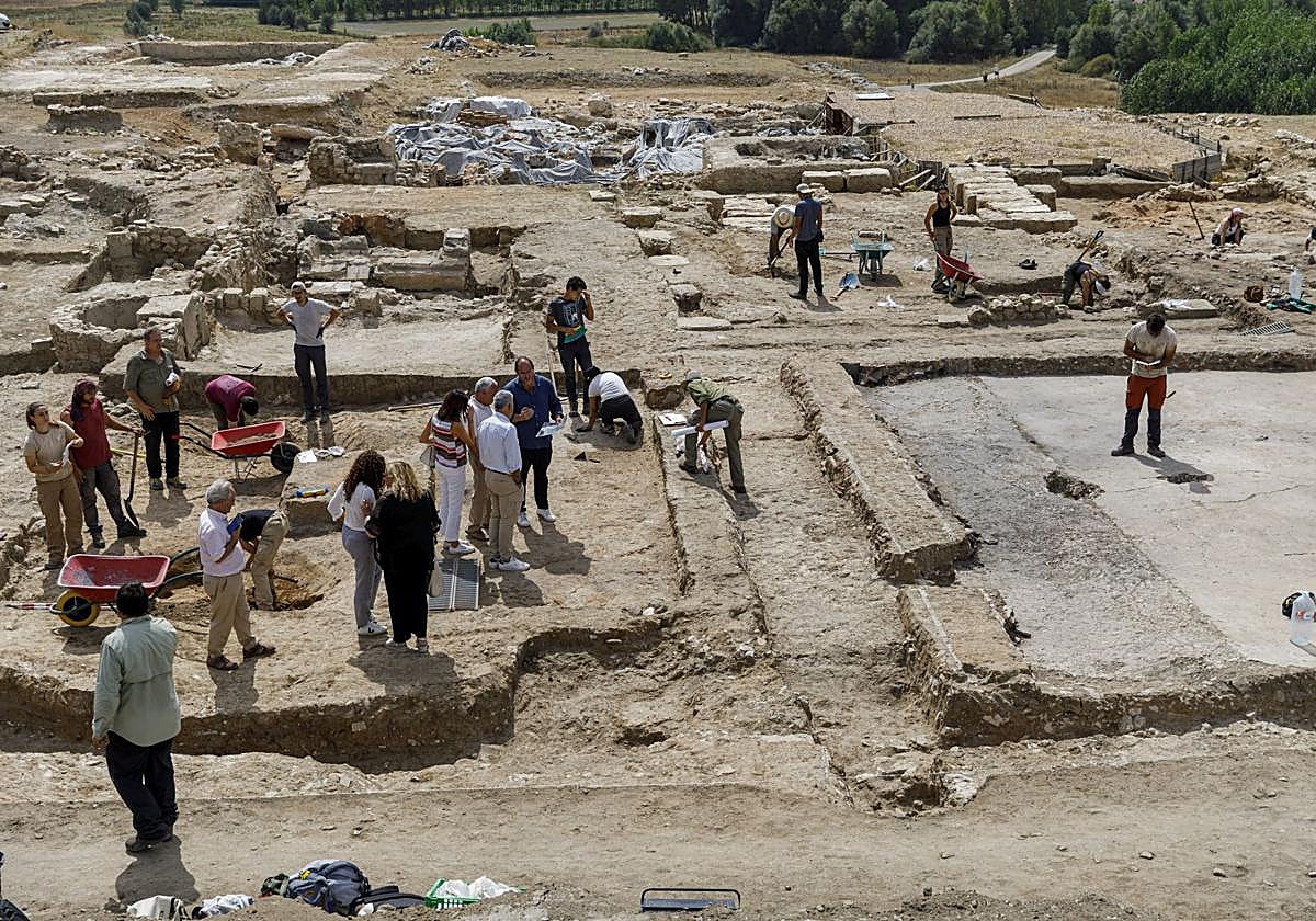 Trabajos en el yacimiento arqueológico de Confloenta, en la provincia de Segovia.