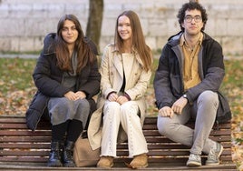 Sofía Trapote, Clara Lucas y Manuel Velasco, estudiantes de Medicina en Valladolid.