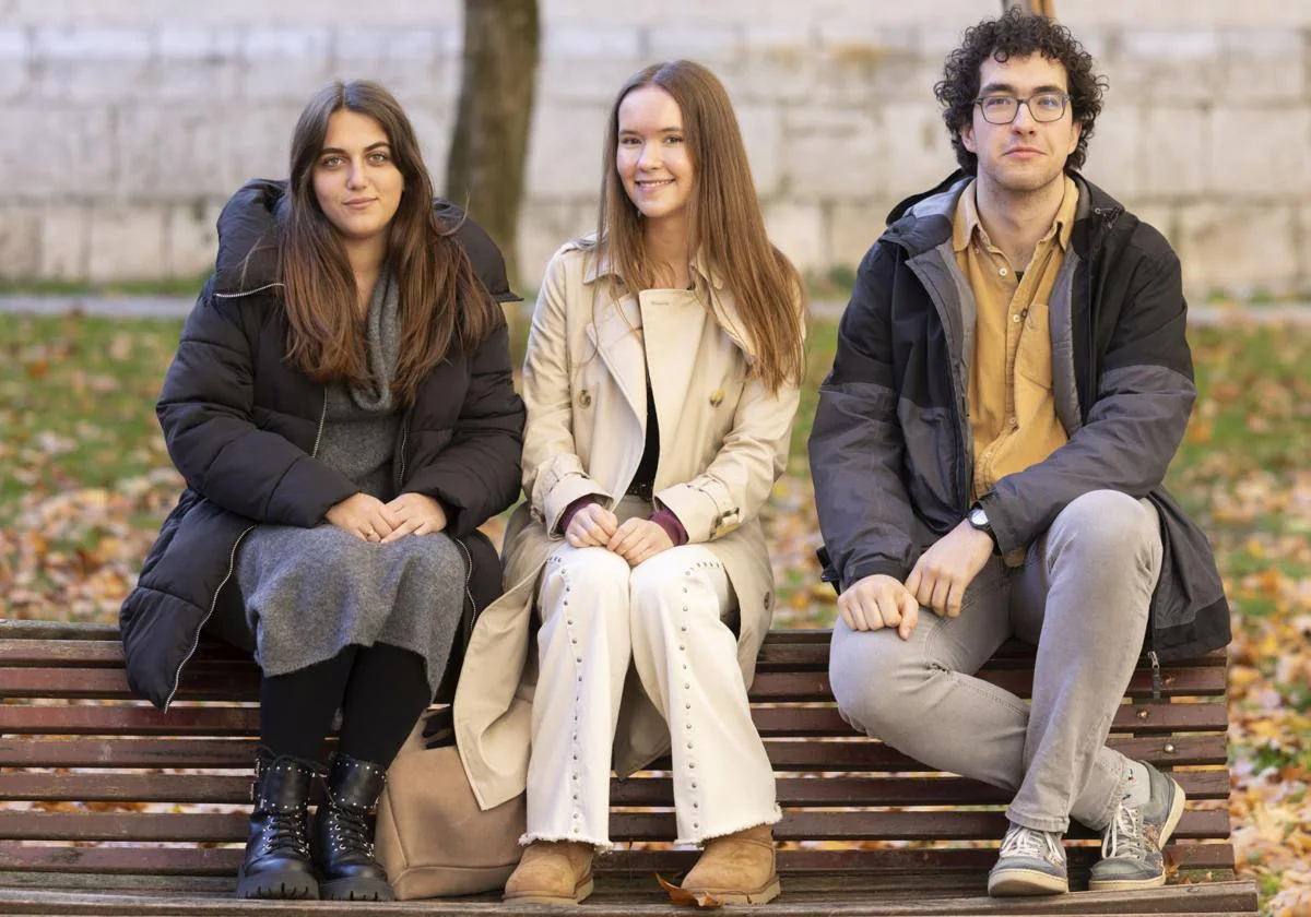 Sofía Trapote, Clara Lucas y Manuel Velasco, estudiantes de Medicina en Valladolid.