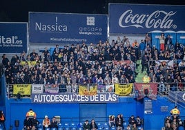 Aficionados del Real Valladolid ne la grada del Coliseum de Getafe.