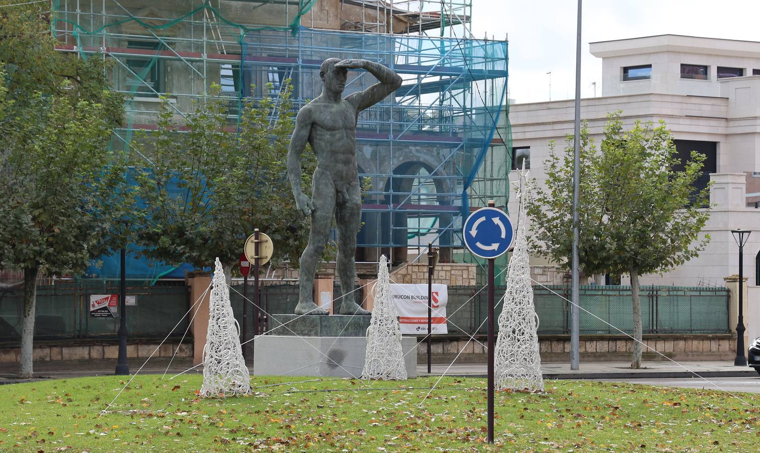 Así se preparan rotondas y rincones de Palencia para la Navidad