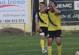 Dos jugadores del Mojados se lamentan de una decisión arbitral.