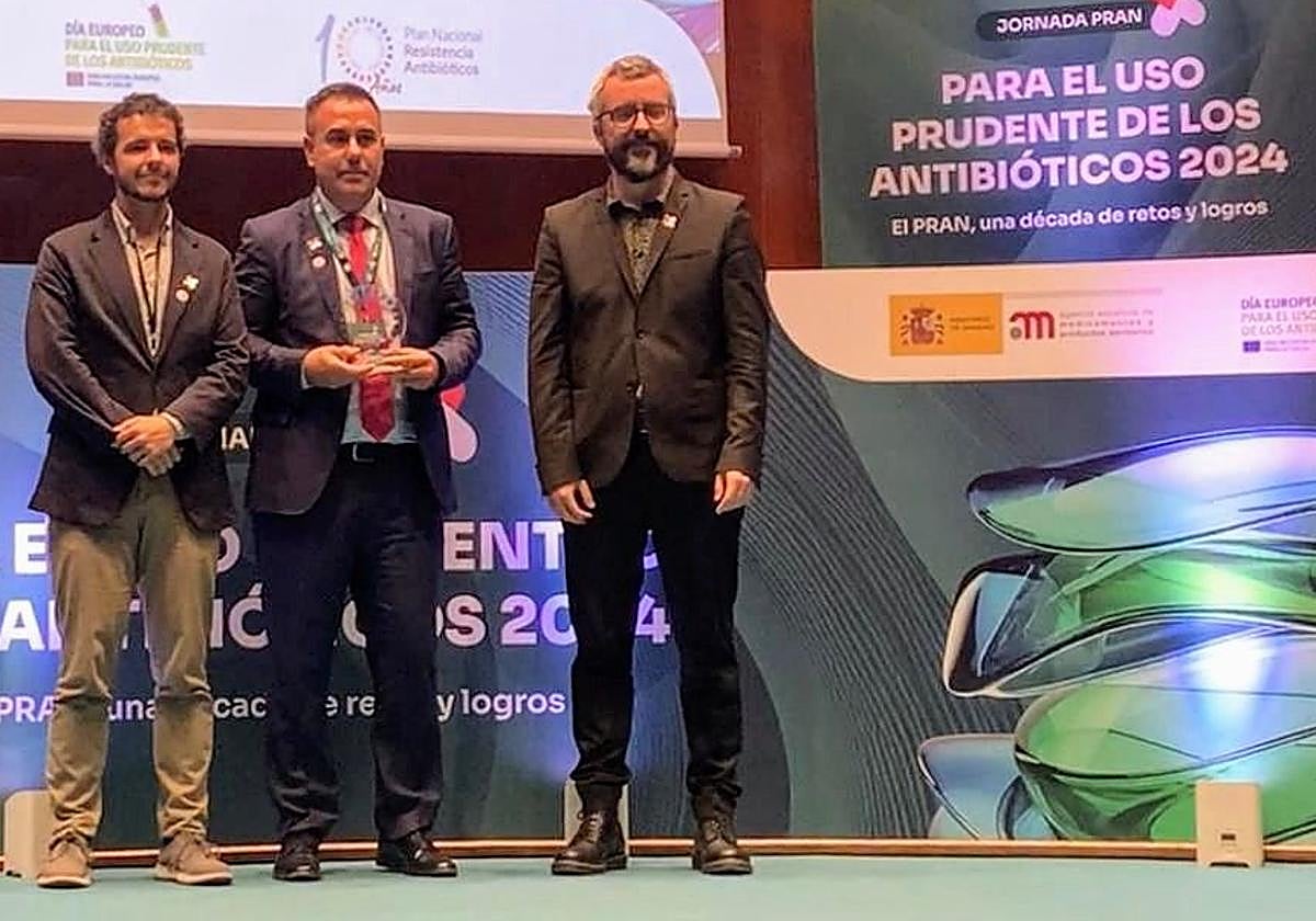 Alberto García Torés (c), director de la Granja de Desarrollo Ovino AGM de Olmedo, con el galardón de los IV Premios PRAN.