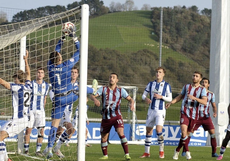 Braga detiene el balón sobre la línea de gol en una ocasión de la Gimnástica Segoviana.