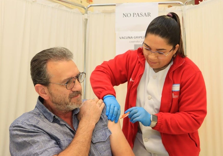 Una enfermera vacuna contra la gripe a un hombre, este sábado, en el centro de salud de San Lorenzo de la capital segoviana.