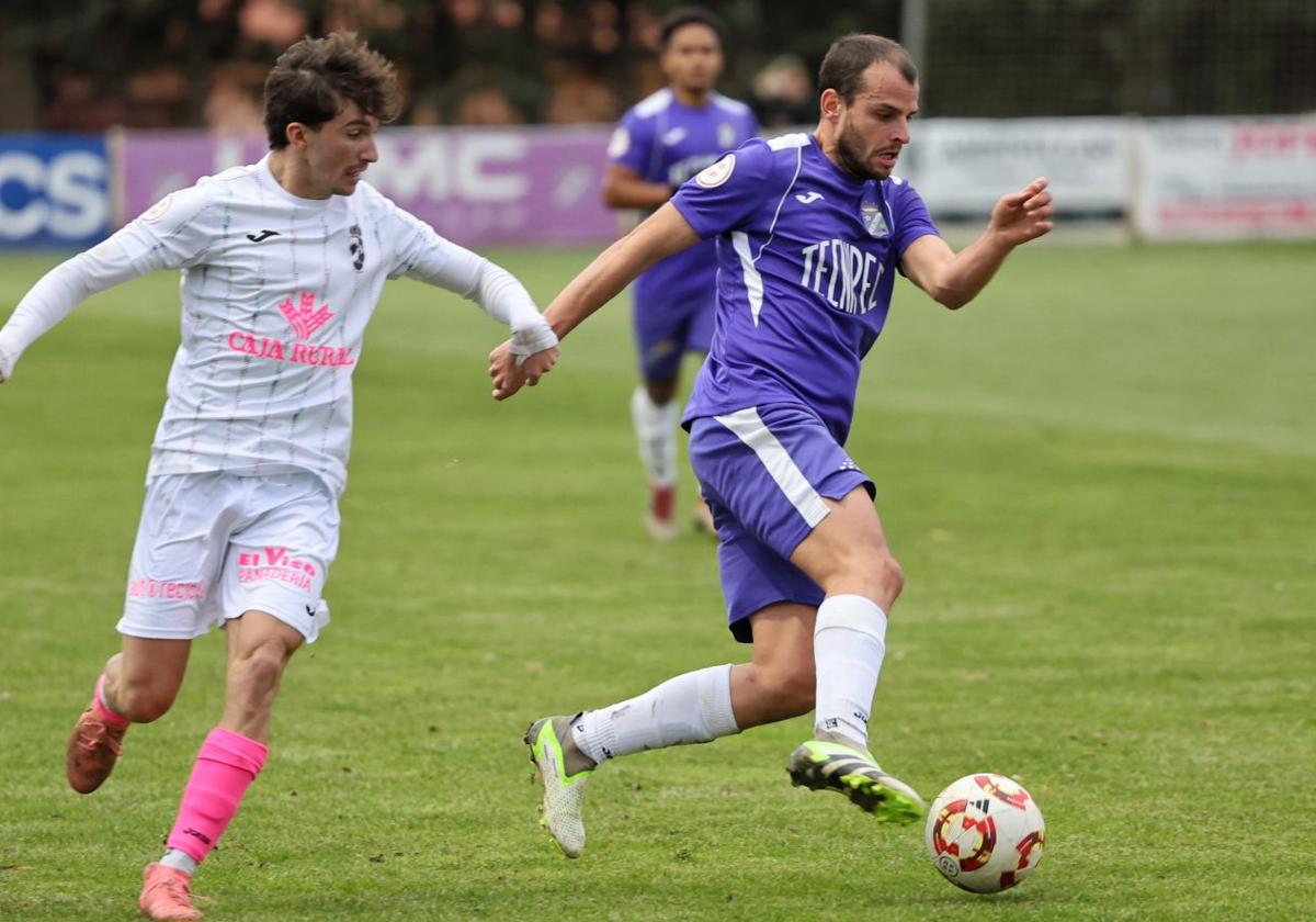 El becerrileño Blanco conduce el balón ante la oposición de los jugadores del Villaralbo.