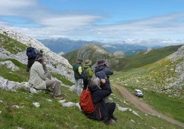 Un grupo de turistas visita la Montaña Palentina.