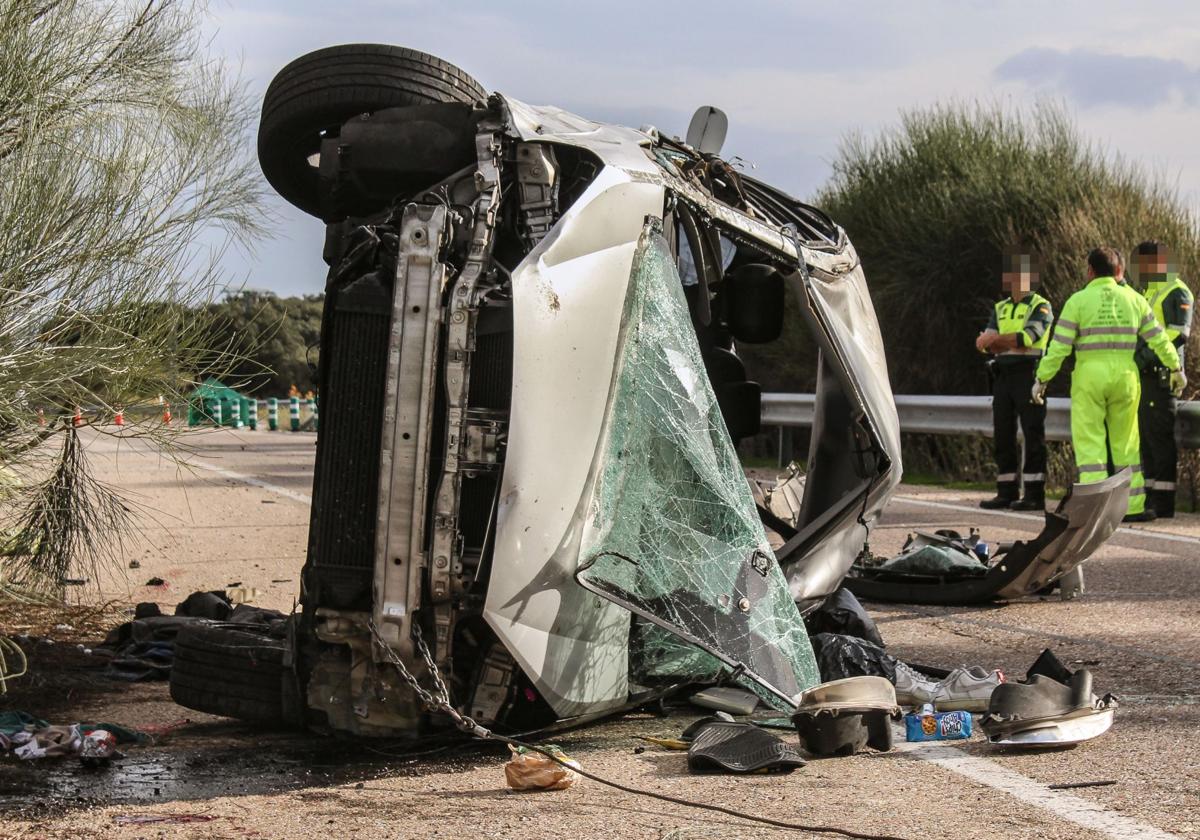 Estado en que que ha quedado el vehículo en el que viajaban el fallecido y los siete heridos.