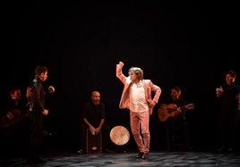 Javier Barón, rodeado de músicos, en un momento de 'Caprichos'.