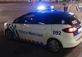 Un coche de la Policía Local patrulla por el centro de Valladolid.