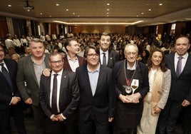 Jean-Claude Berrouet, con el premio recibido, junto a la consejera de Agricultura, Ganadería y Desarrollo Rural, María González Corral; y a su derecha los presidentes de los sumilleres de España y Castilla y León, Rafael Bellido y Pablo Martín.