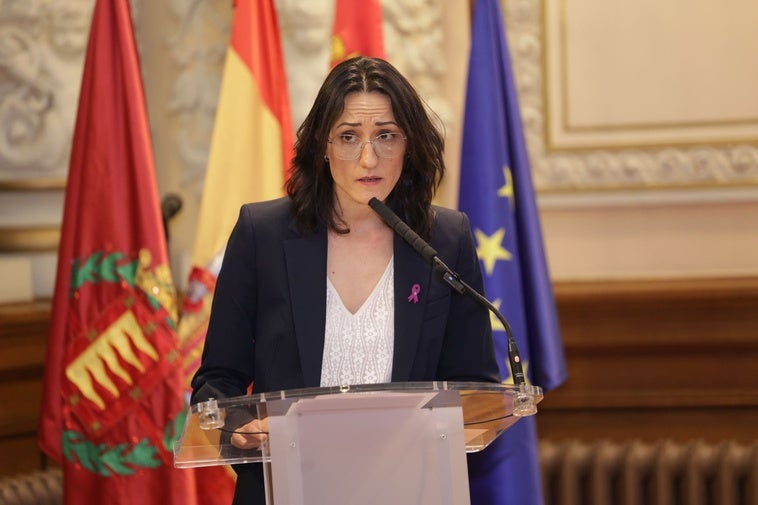 Ana Martín, durante la lectura del manifiesto por el Día Internacional de la Eliminación de la Violencia Contra la Mujer.
