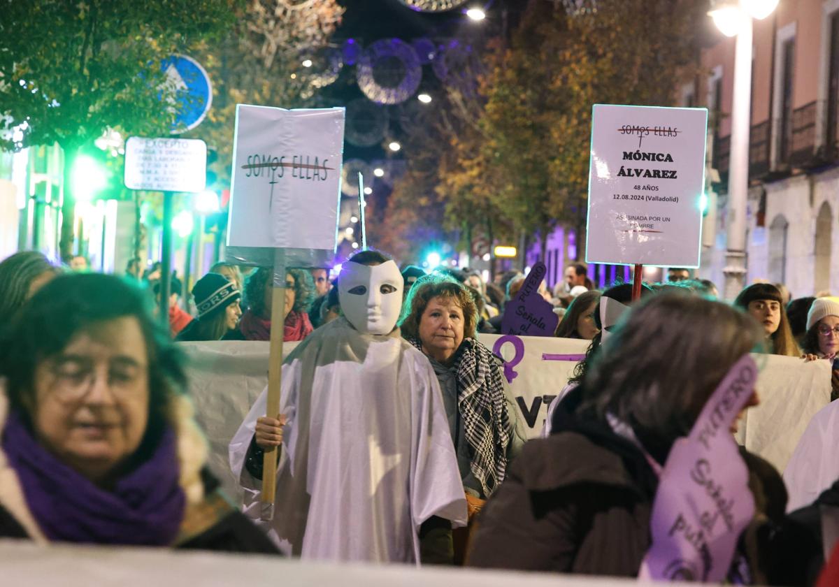 La manifestación por el 25-N en Valladolid, en imágenes