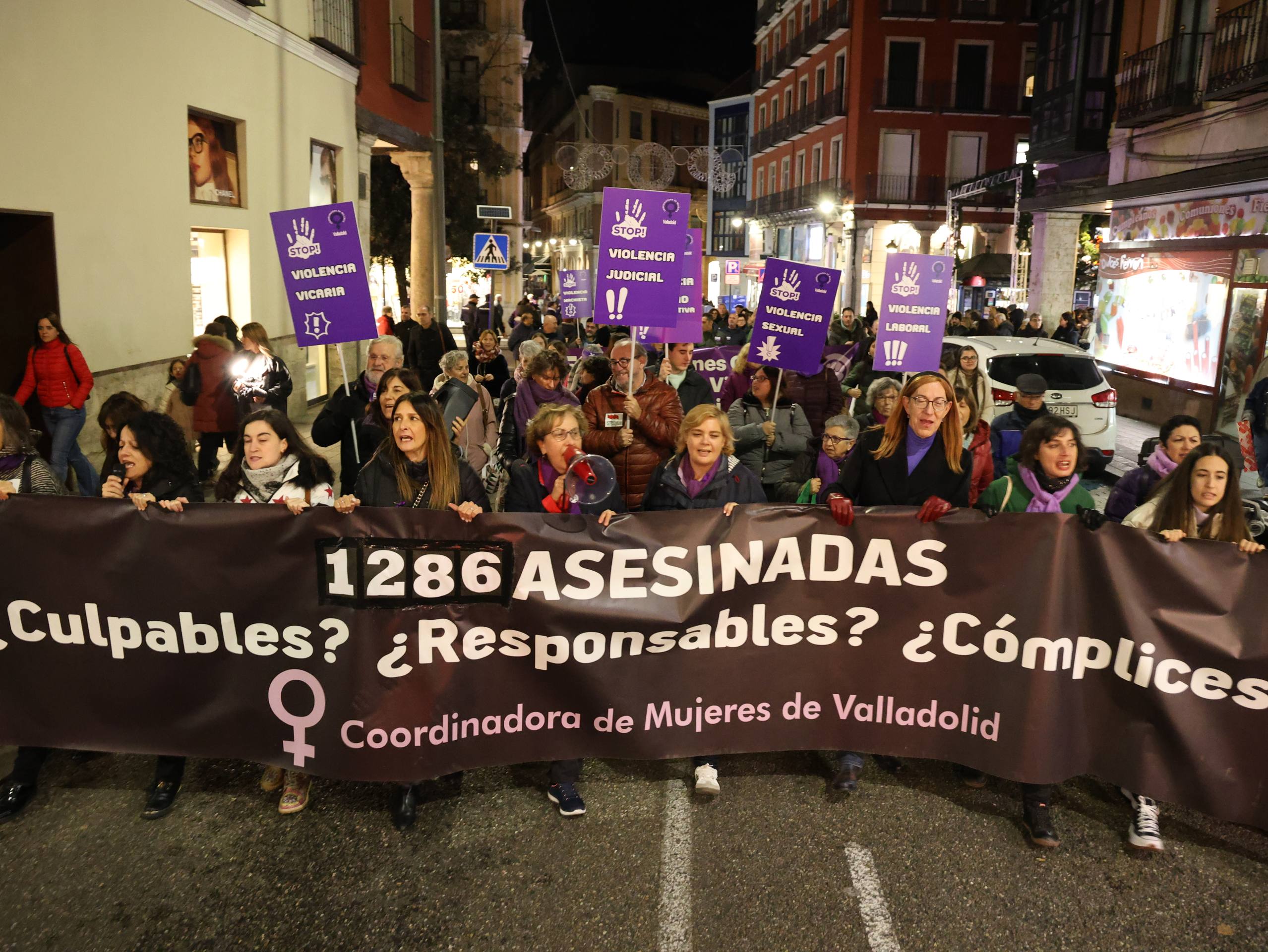 La manifestación por el 25-N en Valladolid, en imágenes