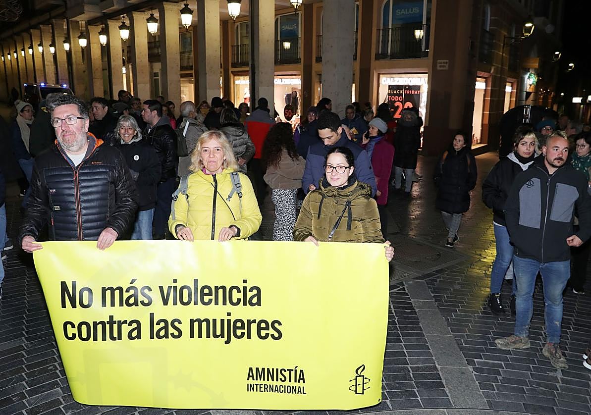Manifestación en la Estatua de la Mujer, antes de salir hacia la Plaza Mayor, este lunes.