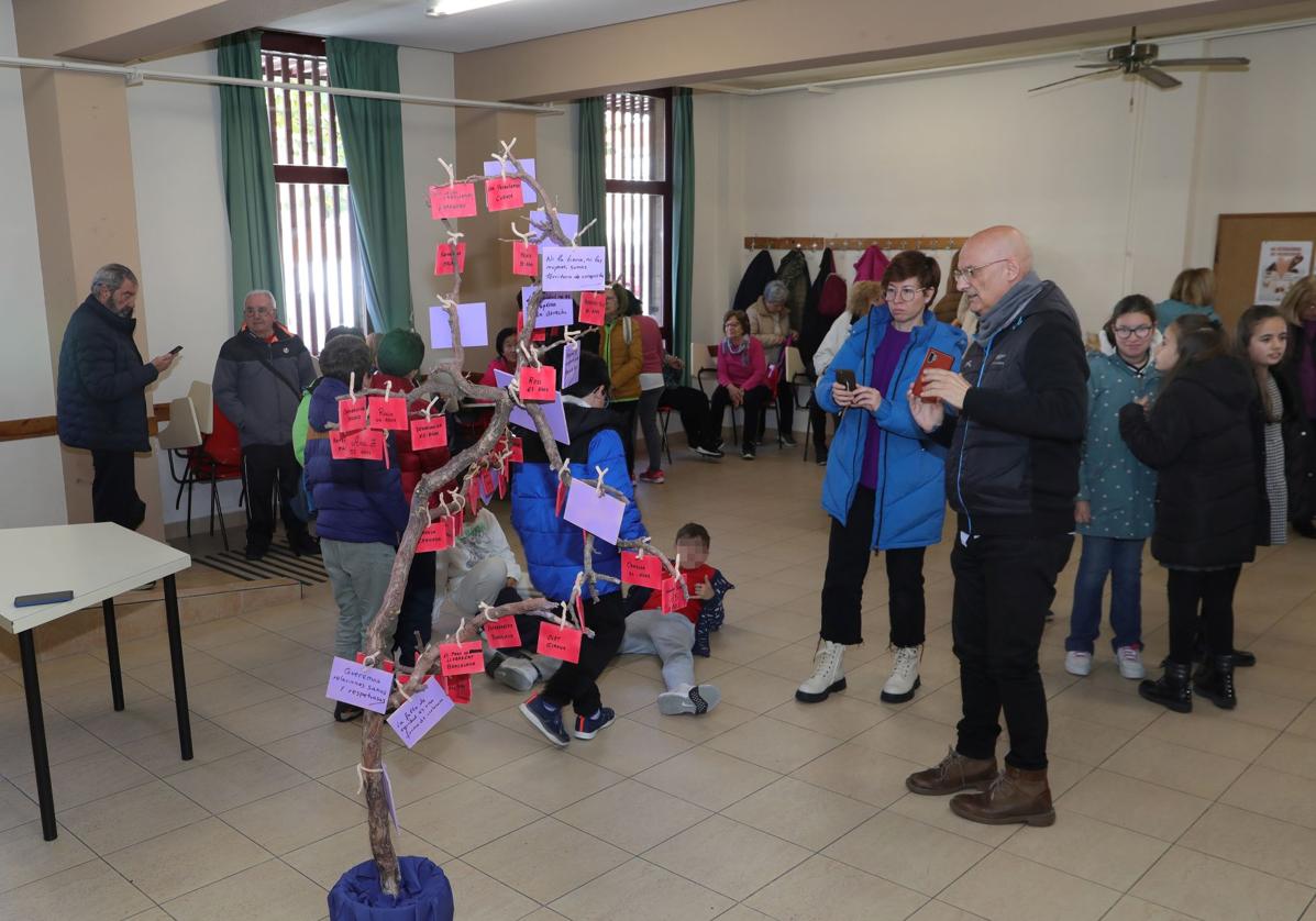 La asociación de vecinos de San Juanillo y los alumnos del Sofía Tartilán recuerdan a las 42 víctimas mortales de este año en un emotivo acto.